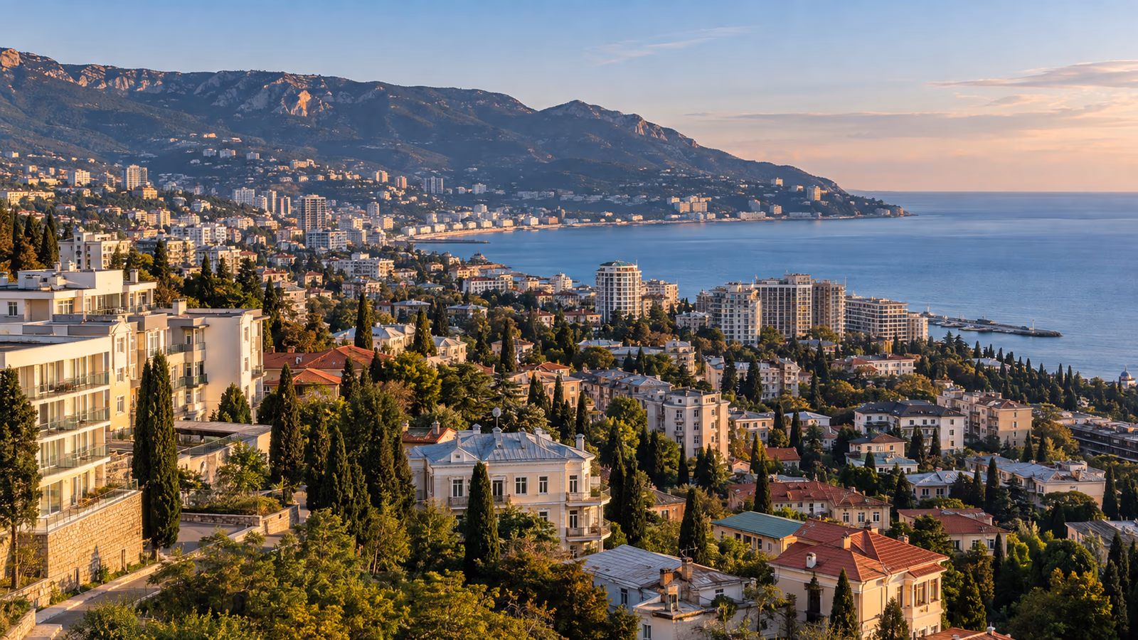 Панорама крымского побережья и жилых кварталов